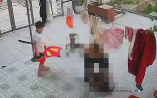 Nghi con bị lấy mất diều, người đàn ông đến tận nhà bắt bé trai 11 tuổi quỳ, đấm đá dã man