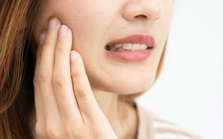 Răng bị sâu, ê buốt có phải do thiểu sản men?