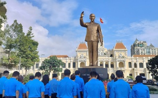 Cán bộ Công đoàn, CNVC-LĐ TPHCM dâng hoa tưởng nhớ Chủ tịch Hồ Chí Minh