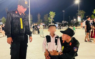 Cảnh sát cơ động hỗ trợ 2 bé trai đi lạc tìm lại người thân