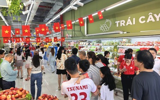 Dòng người đổ về siêu thị, trung tâm thương mại mua sắm