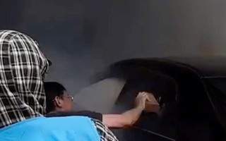 Ô tô tông vào cửa hàng tạp hóa bốc cháy, tài xế mắc kẹt bên trong