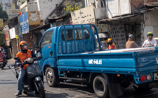 Tài xế ở TPHCM bị phạt do cố tình băng qua đường sắt