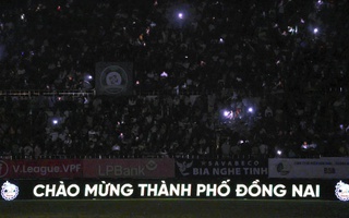 Sân Bình Phước được NHM phủ kín xem trình diễn drone và Minh Vương, Xuân Trường thi đấu