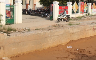 Quốc lộ 14B đào xới dang dở, dân vượt “hào sâu” mới vào được cổng ủy ban