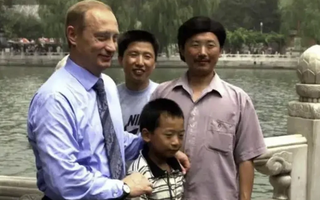 Tổng thống Putin gặp lại “cậu bé” chụp ảnh cùng ở Bắc Kinh 26 năm trước