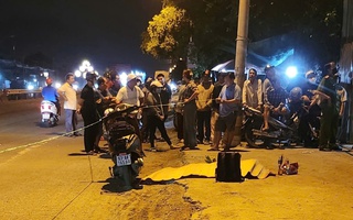 Phát hiện người phụ nữ gục chết bên cạnh xe máy