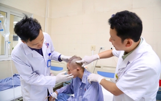 Điều bất ngờ với thiếu niên mang khối u vùng mặt, không đủ tiền nhập viện