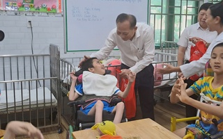 Phường Xuân Hòa thăm, tặng quà các đơn vị chăm sóc, giáo dục trẻ em đặc biệt