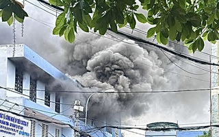 Cháy kho điện máy ở gần chợ đầu mối Hóc Môn