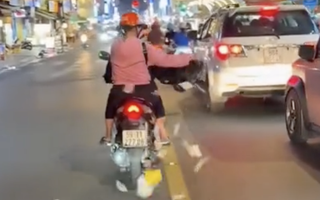 Đang lan truyền video người phụ nữ rải giấy nghi vàng mã xuống đường trung tâm TPHCM
