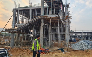 Thiếu nhân công, dự án trường liên cấp vùng biên phải “cầu cứu” địa phương tìm người