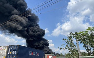 Cháy lớn ở công ty tại Đồng Nai, cột khói cao cả trăm mét