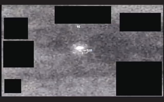 VIDEO: "Những quả cầu sáng lướt nhanh" trong video về UFO mới nhất của Lầu Năm Góc