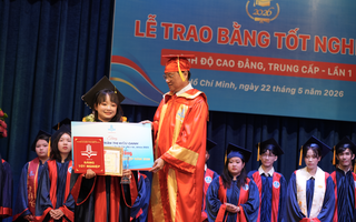 Nữ sinh gây ấn tượng mạnh khi trở thành thủ khoa cả đầu vào lẫn đầu ra