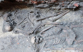 Bí ẩn hài cốt 2 phụ nữ ôm nhau ở nhà thờ cổ Ba Lan