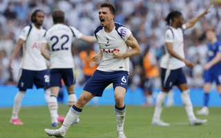 Tottenham thoát hiểm phút chót, West Ham thắng vẫn rớt hạng