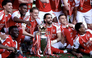 Arsenal nâng cúp vô địch Premier League sau 22 năm chờ đợi