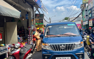Vắng mặt sau khi đỗ ô tô sai quy định: Cẩu xe về bãi tạm giữ
