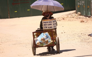Người lao động chật vật mưu sinh giữa "chảo lửa" 40 độ C Hà Nội