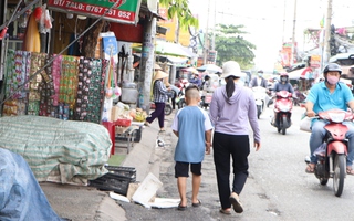 TPHCM: Đường thành chợ tự phát, người dân phải đi xuống lòng đường