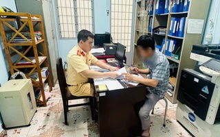Giao canô cho con 4 tuổi lái, người cha ở Đồng Tháp bị phạt nặng