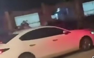 VIDEO: Tài xế lái xe ô tô cán qua người khác rồi bỏ chạy