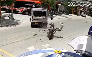 Hai thanh niên đi xe máy bay lên không trung sau khi tông xe 9 chỗ