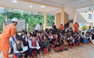 Vui hè an toàn: Không thả diều gần lưới điện