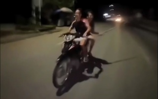 Nhóm thanh thiếu niên không đội mũ bảo hiểm, quay clip để câu view