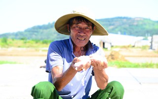 Nông dân đẫm mồ hôi mưu sinh trên đồng ruộng nắng như đổ lửa hơn 40 độ C
