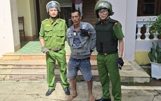 Phụ huynh mang dao xông vào trường học của con, gây náo loạn