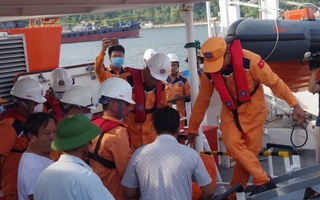 Tàu chở 11 người gặp nạn trên biển, cứu được 9 người, 2 người đang mất tích