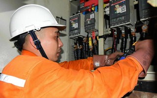 Một số nơi ở "chảo lửa" 40 độ C tại Hà Nội mất điện, người dân mang con tới nhà họ hàng "sơ tán"