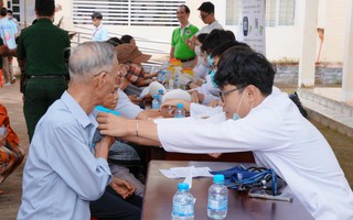 Người cao tuổi, người yếu thế vùng Đất Mũi được khám bệnh, đi “siêu thị 0 đồng”