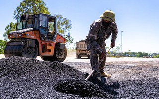 Người lao động phơi mình dưới cái nắng bỏng rát 40 độ C