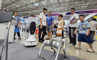 Robot, đồ công nghệ Trung Quốc giá rẻ đổ bộ TPHCM, khách tham quan ùn ùn trải nghiệm