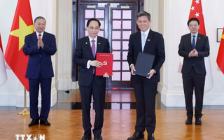 Tổng Bí thư, Chủ tịch nước Tô Lâm và Thủ tướng Singapore chứng kiến trao các văn kiện hợp tác