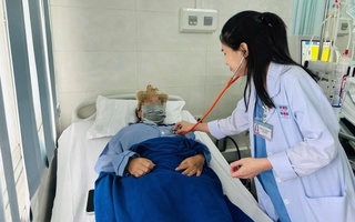 NGƯỜI THẦY THUỐC TRONG TÔI: Lặng thầm níu giữ sự sống
