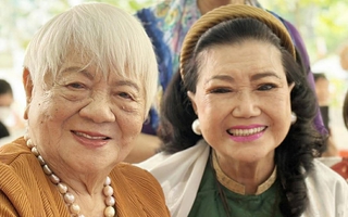 Kỳ nữ Kim Cương chúc mừng đạo diễn Xuân Phượng, ngòi bút "trẻ" 97 tuổi ra sách mới