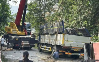 Lật xe tải trên đèo Violak, 2 người chết, 1 người bị thương nặng
