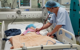 Bé 3 tuổi đuối nước ở bể bơi khi đi du lịch