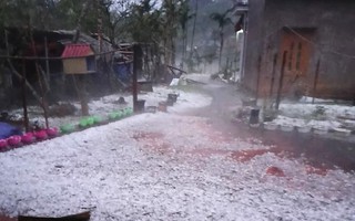 VIDEO: Mưa đá trắng trời, dông, lốc bay nhà, 5 người bị thương