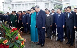 Tổng Bí thư, Chủ tịch nước Tô Lâm dâng hoa 
tưởng niệm Chủ tịch Hồ Chí Minh tại Singapore