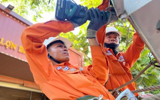 Chuyện những người giữ sáng giữa miền Trung bỏng rát