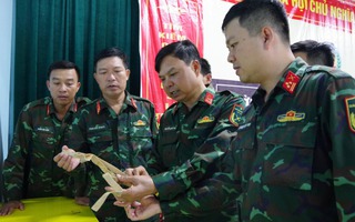 Lặng người trước hài cốt liệt sĩ cùng di vật ít ỏi vừa tìm thấy ở đồi Chôm Chôm 