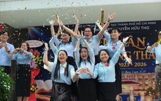 Thầy cô tự dựng tiết mục nhảy tặng học trò cuối cấp, miễn phí ôn thi