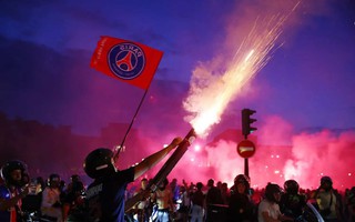Cảnh Paris hỗn loạn trong đêm PSG đăng quang Champions League