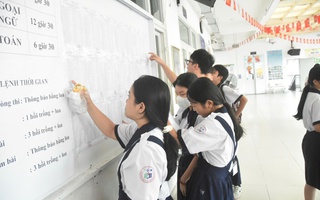 Hình ảnh thí sinh TPHCM hồi hộp làm thủ tục dự thi lớp 10: Kỳ thi quy mô lớn chưa từng có