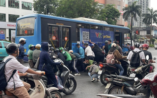 Hàng chục người nâng xe buýt để cứu người phụ nữ bị cuốn xuống gầm
